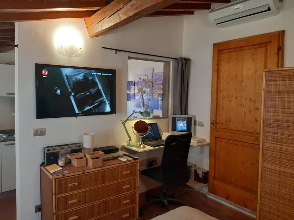 Bird's eye view, TV and multimedia, Kitchen or kitchenette, City view, hair dresser, heating, locker, pet friendly, stove, towels, washing machine, air conditioner