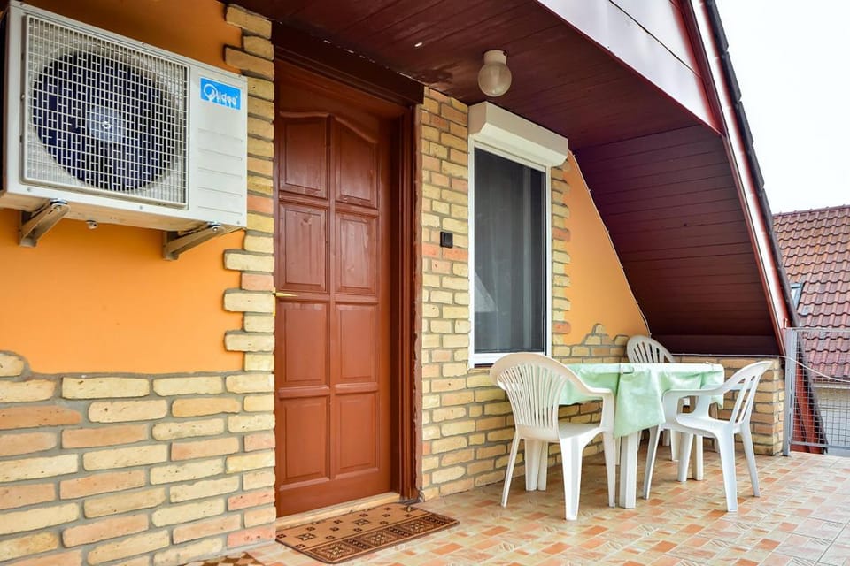 Facade/entrance, Balcony/Terrace