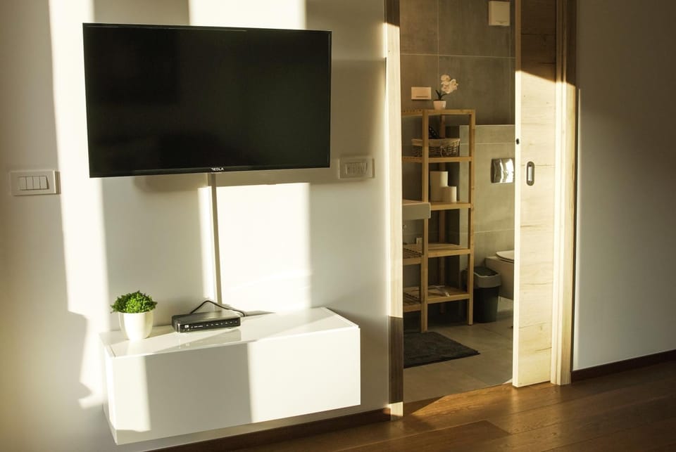 Toilet, Living room