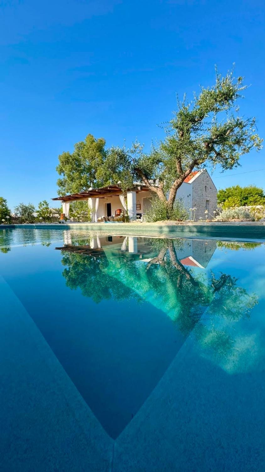 Property building, Garden, Hot Tub, Swimming pool