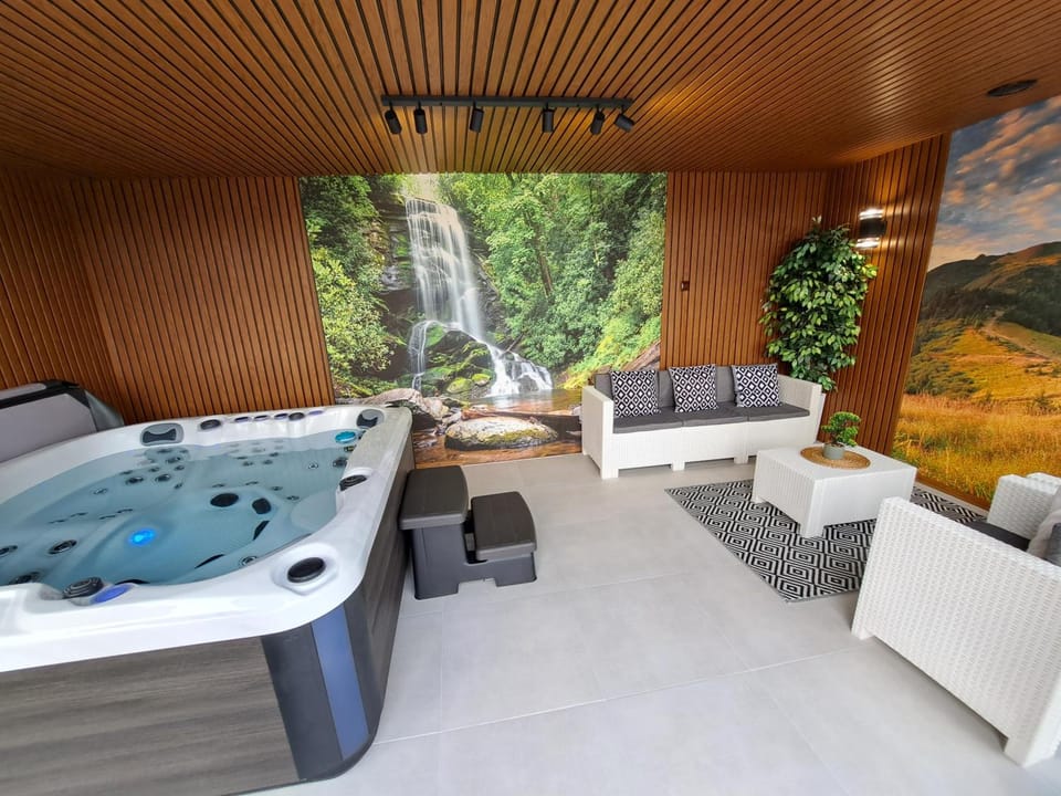 Hot Tub, Seating area, Swimming pool
