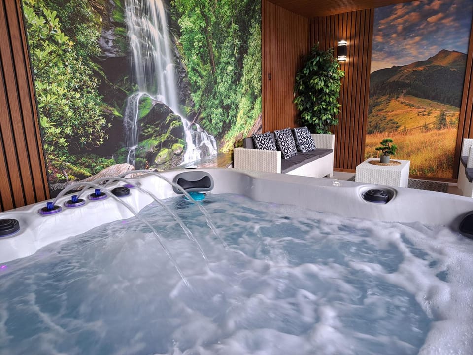 Hot Tub, Swimming pool