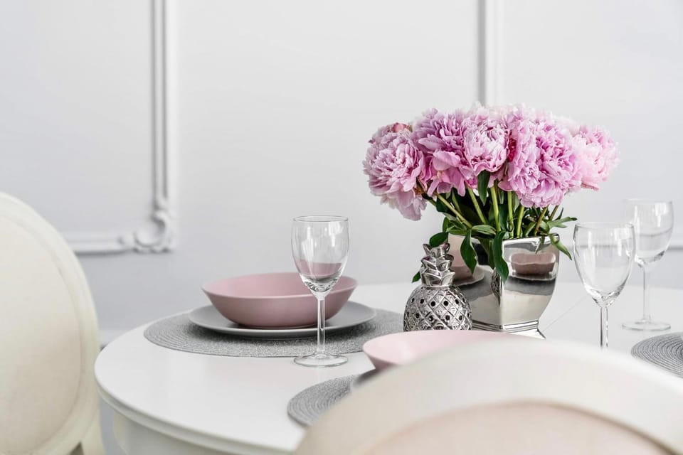Photo of the whole room, Dining area