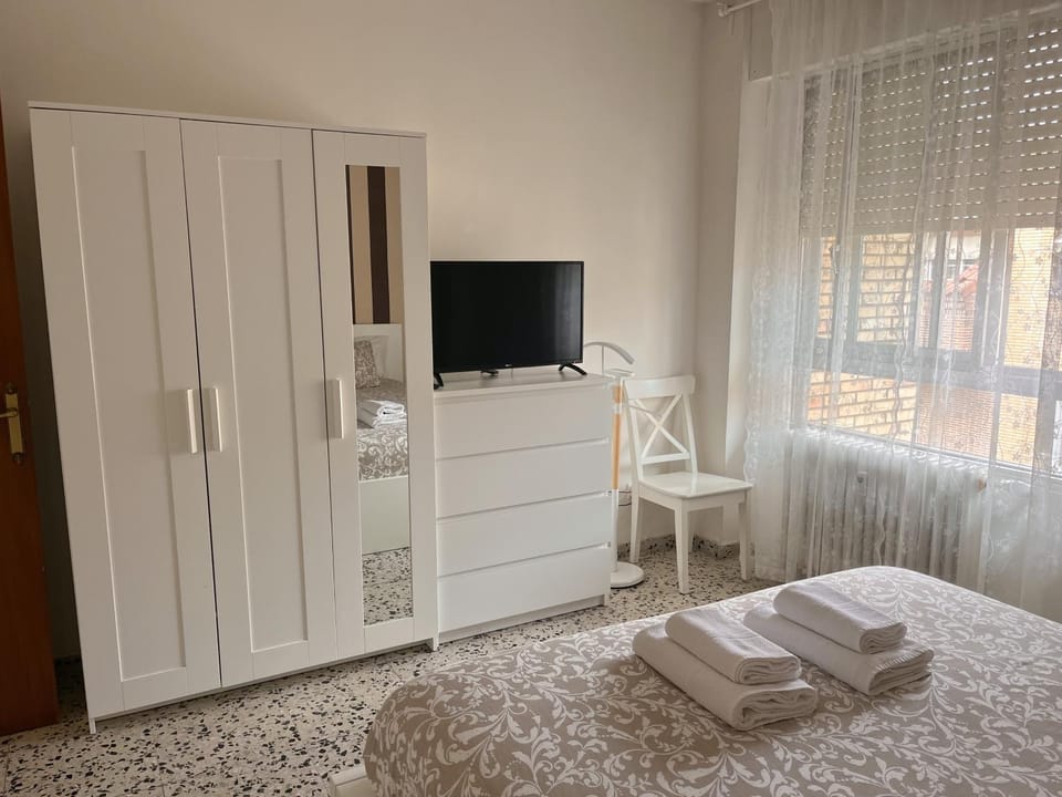 Bed, TV and multimedia, Bedroom, wardrobe