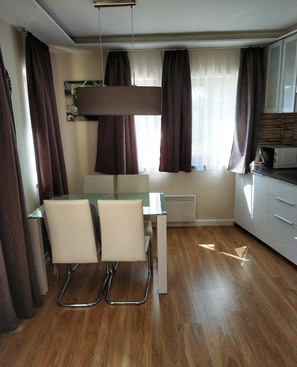 Coffee/tea facilities, Dining area, Garden view, Pool view