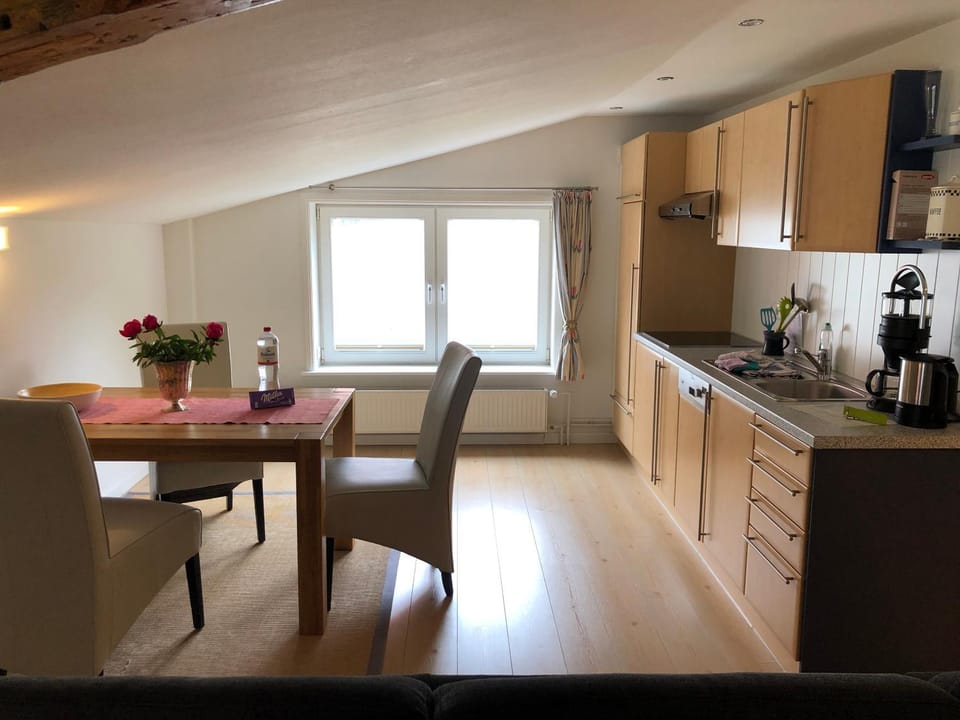 Kitchen or kitchenette, Seating area