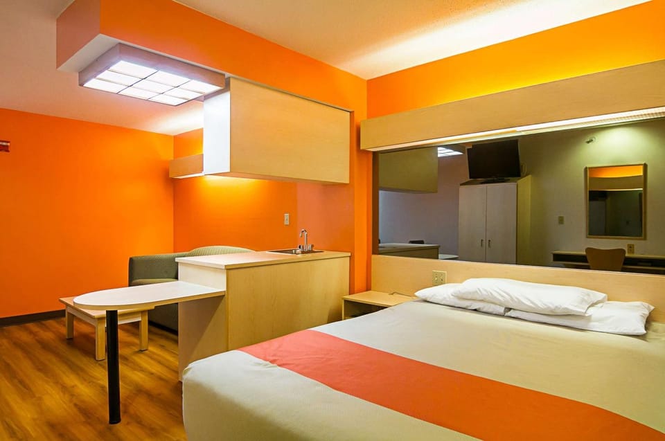 People, TV and multimedia, Seating area, Bedroom, On site