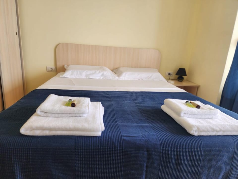 Bed, Bedroom, towels