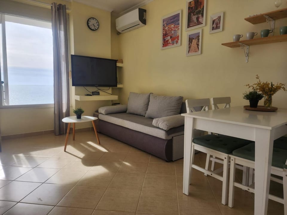 Communal lounge/ TV room, TV and multimedia, Living room, Seating area, Dining area, Evening entertainment, air conditioner