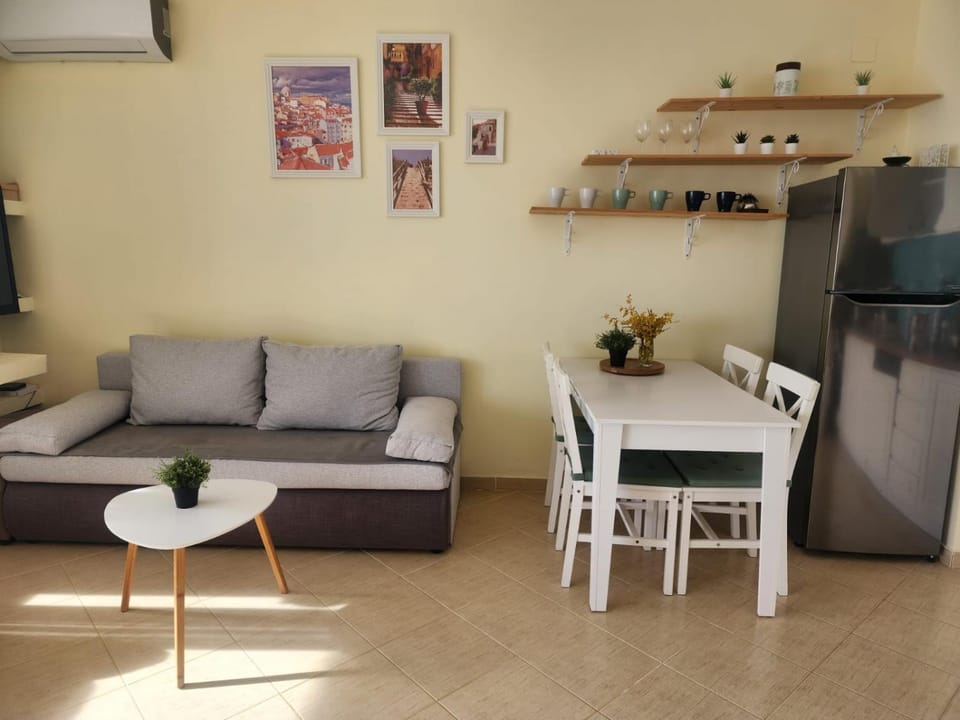 Kitchen or kitchenette, Living room, Seating area, Dining area, oven