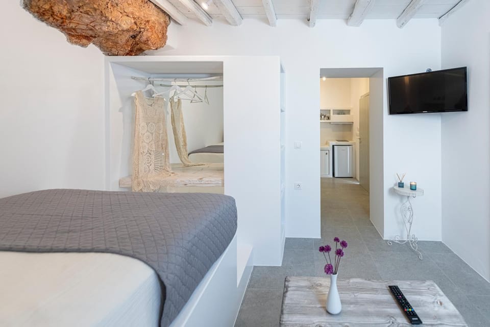Bed, TV and multimedia, Photo of the whole room
