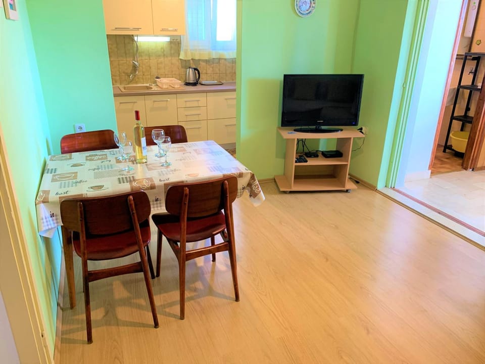 TV and multimedia, Living room, Seating area, Dining area