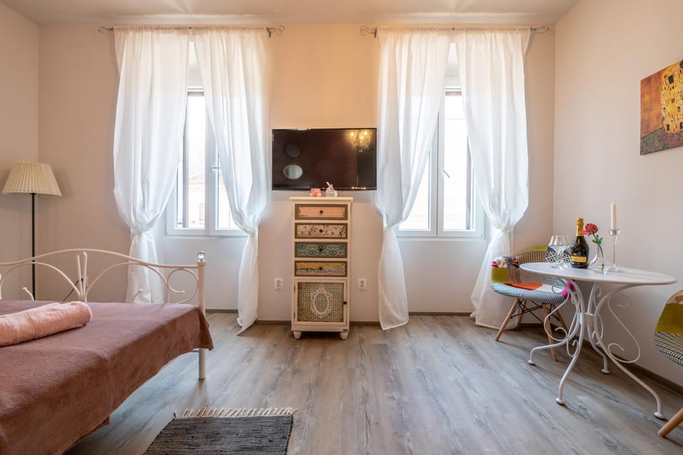 Old City Romantic Studios 3 Apartment in Pula