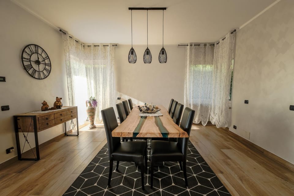 Day, Living room, Dining area