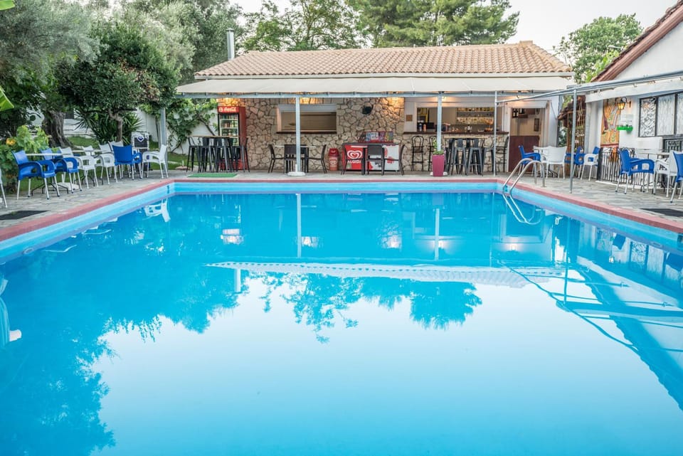 Restaurant/places to eat, Restaurant/places to eat, Swimming pool, Swimming pool, Lunch, Dinner