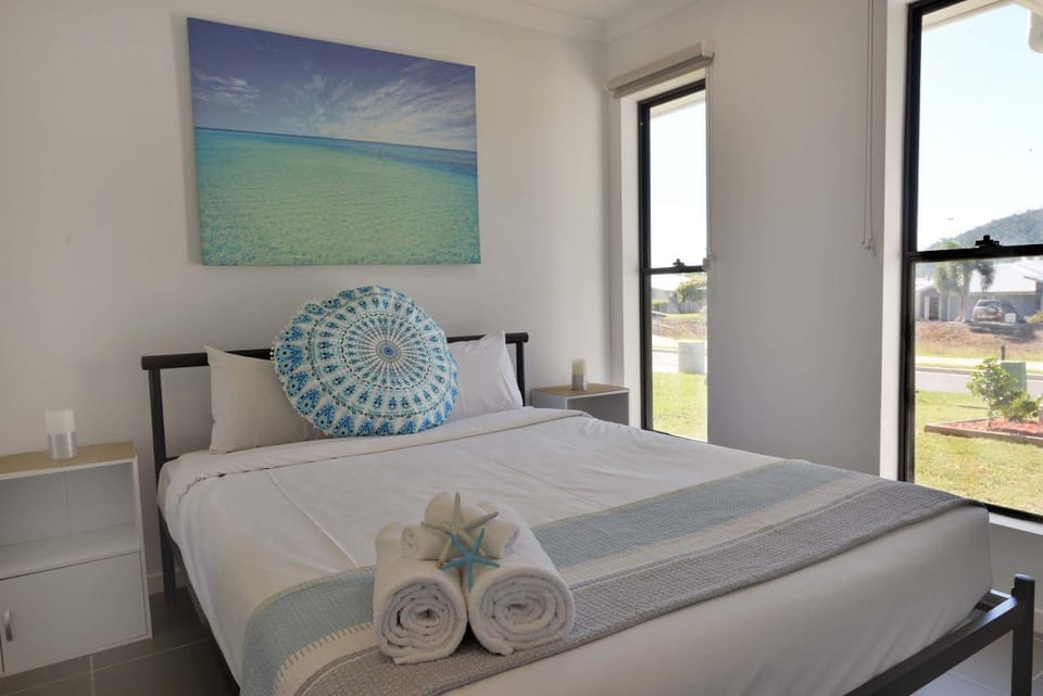 Bed, Bedroom, towels
