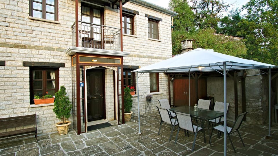 Property building, Patio, Inner courtyard view
