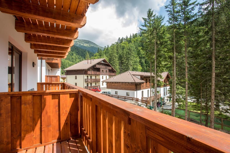 View (from property/room), Balcony/Terrace, Landmark view, Mountain view