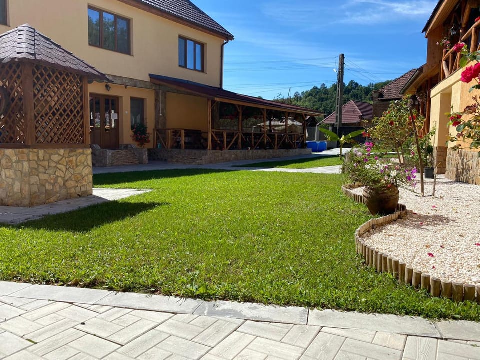 Property building, BBQ facilities, Garden, Balcony/Terrace, Decorative detail, Garden view, Pool view