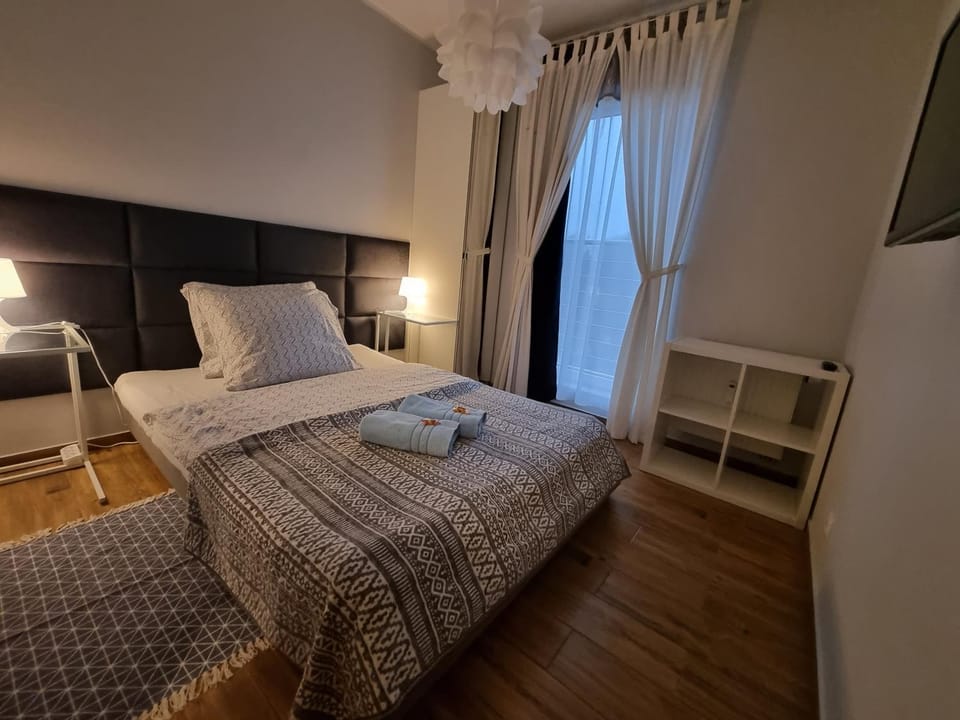 Bed, TV and multimedia, Photo of the whole room, Bedroom, towels
