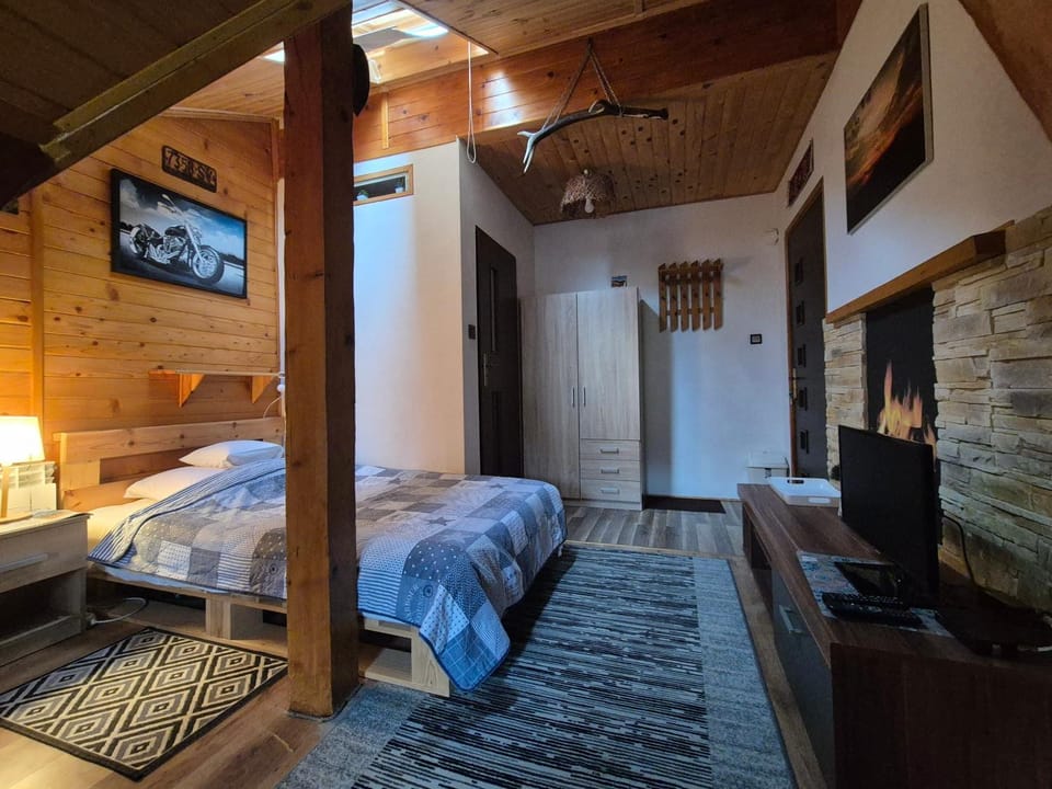 Bed, TV and multimedia, View (from property/room), Photo of the whole room