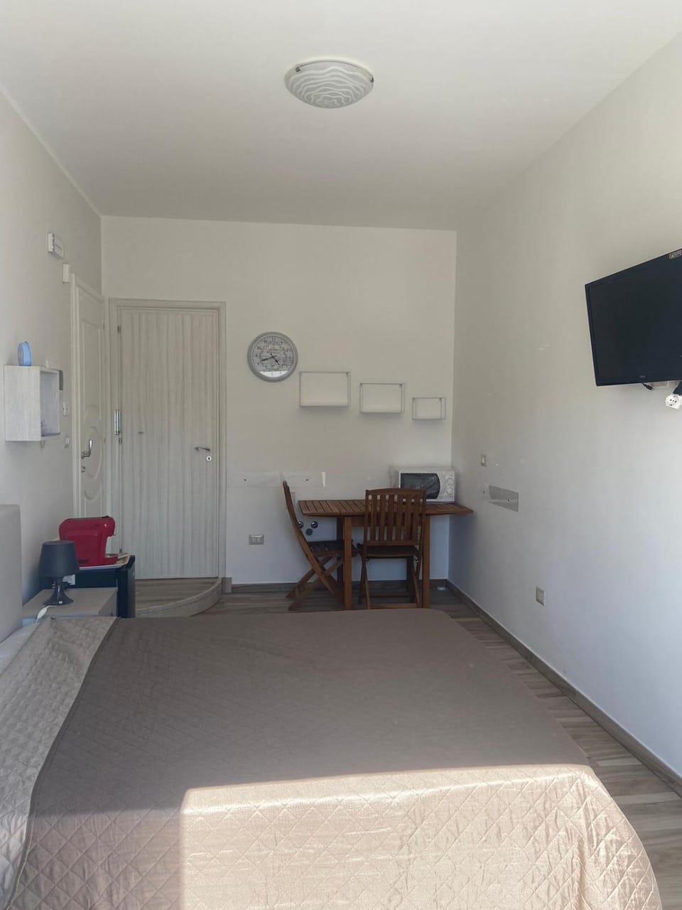 Bed, TV and multimedia, Photo of the whole room, minibar