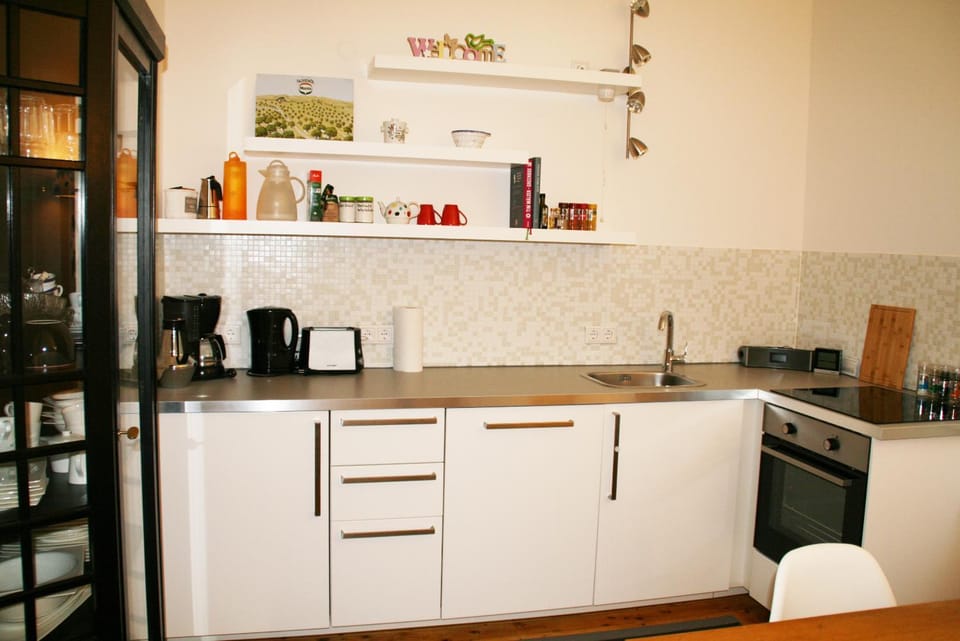 Coffee/tea facilities, Kitchen or kitchenette, dishwasher, oven, stove, toaster