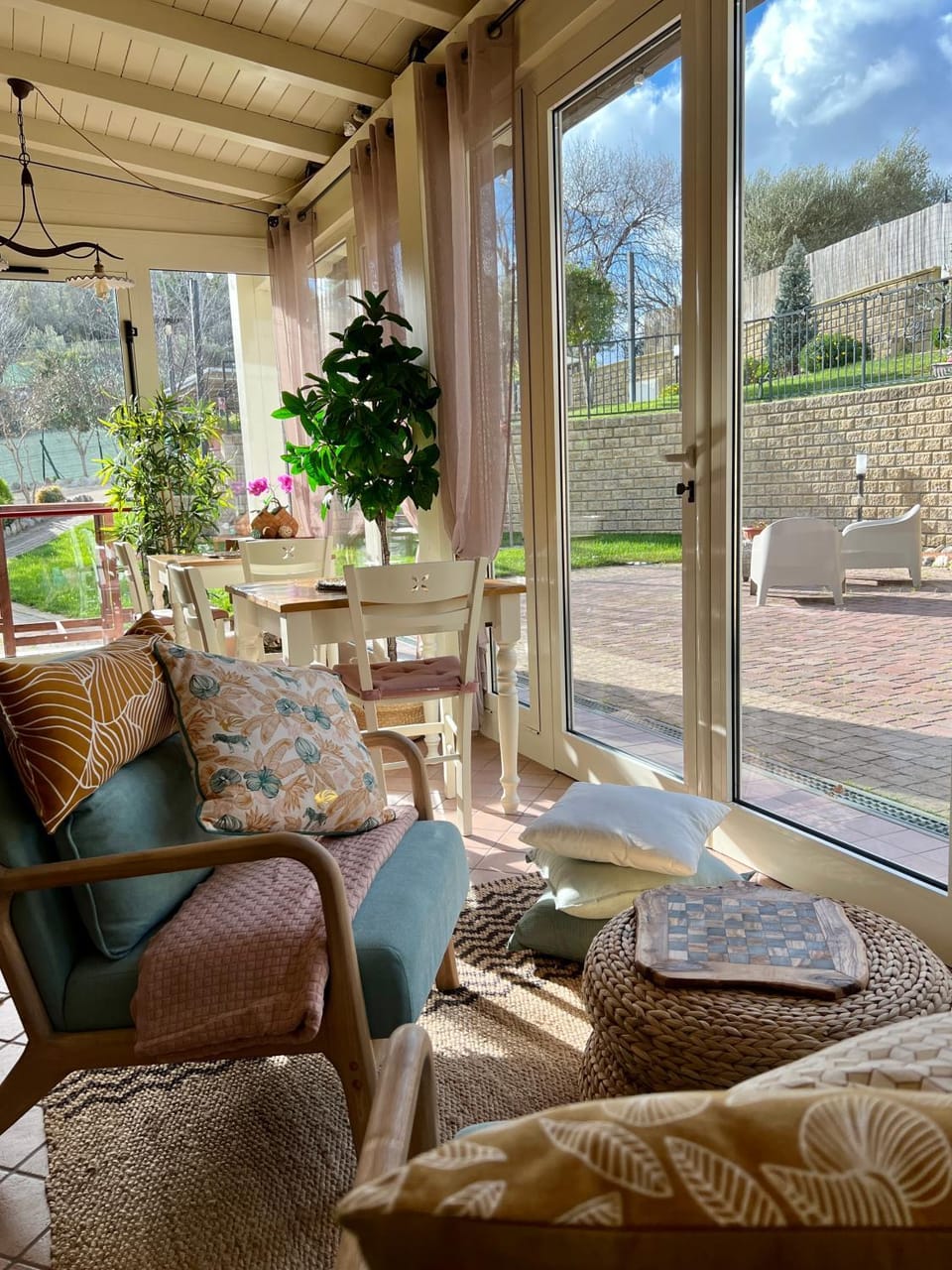 Patio, Day, Living room, Seating area