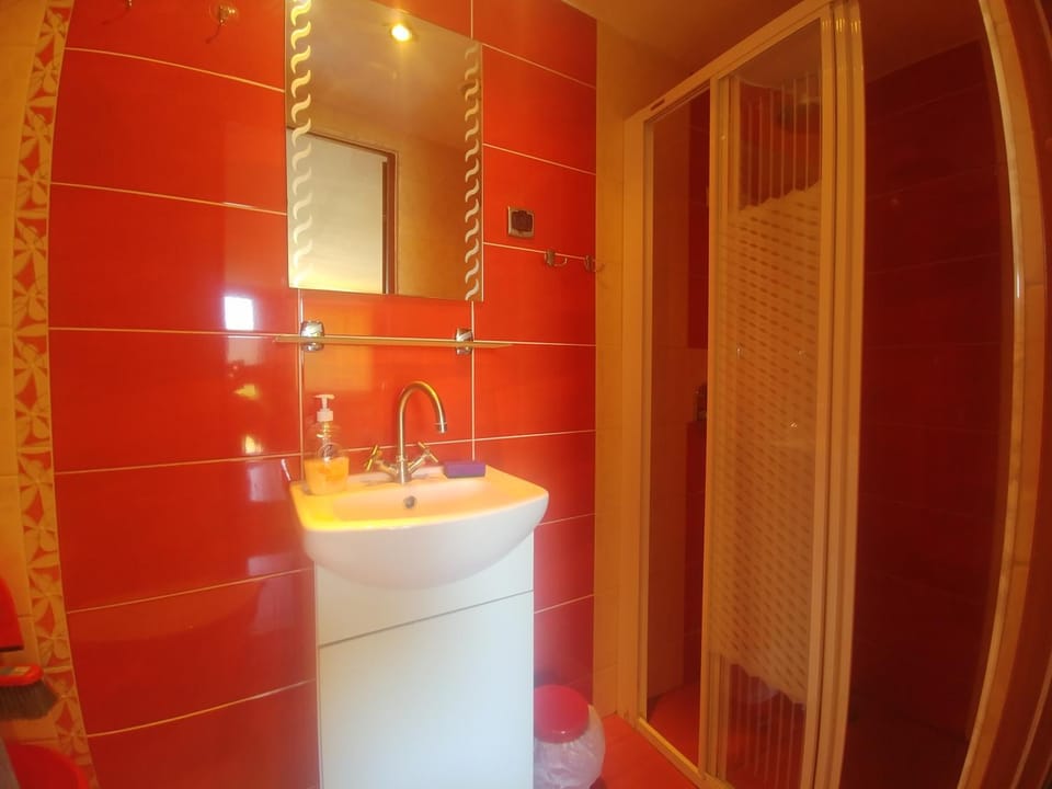 Shower, Toilet