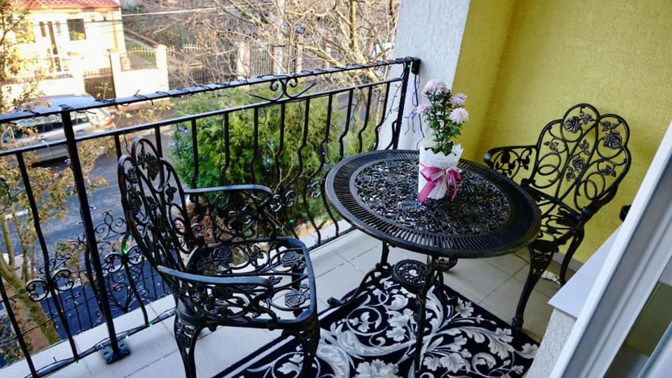 View (from property/room), Balcony/Terrace, Seating area, Dining area