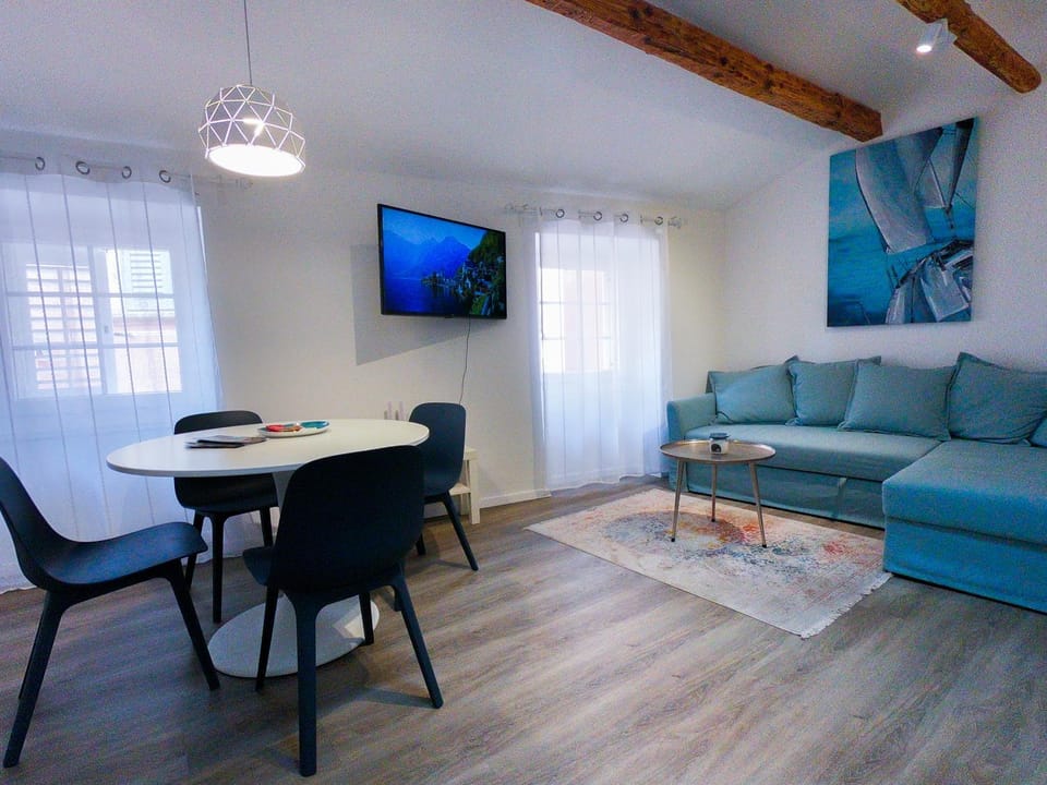 TV and multimedia, Living room, Photo of the whole room, Seating area, Dining area