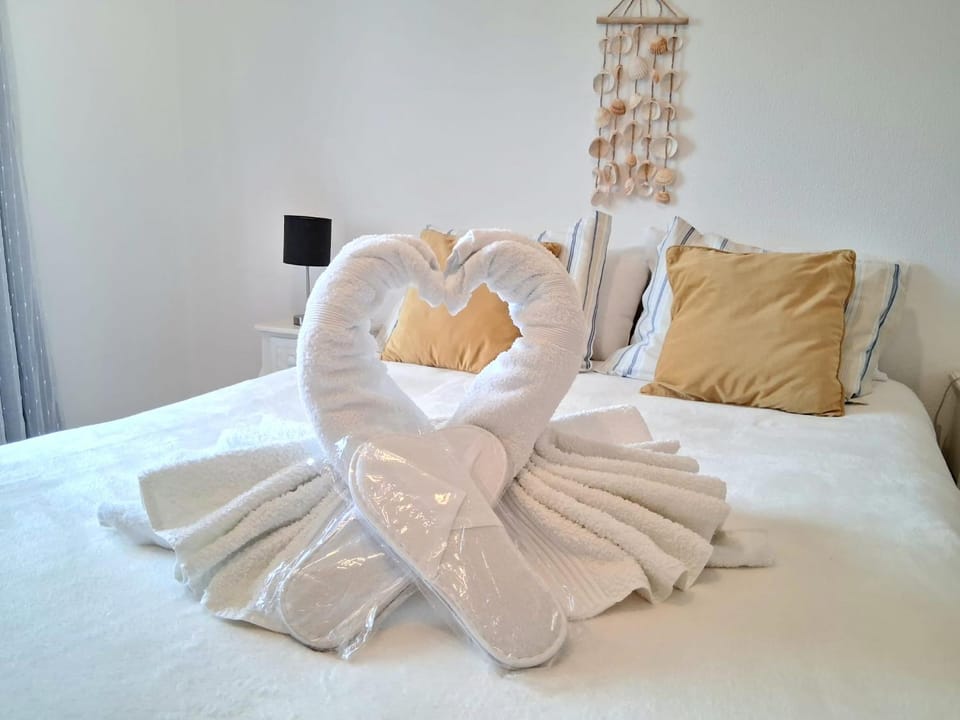 Bed, Spa and wellness centre/facilities, Bedroom, towels, air conditioner