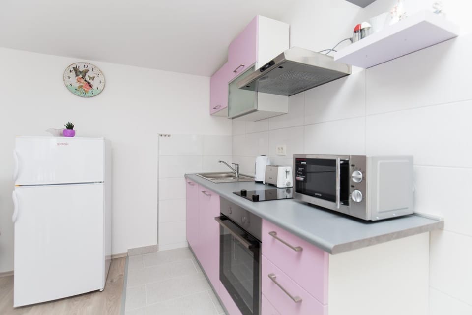 Coffee/tea facilities, Kitchen or kitchenette, oven, stove, toaster