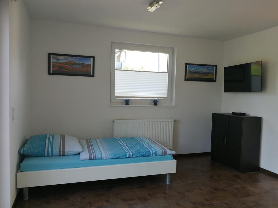 TV and multimedia, Photo of the whole room, Seating area, Bedroom, Garden view