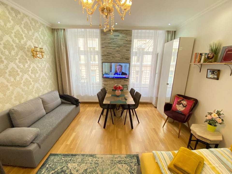 Living room, Food and drinks, Photo of the whole room, Seating area, Dining area, Food