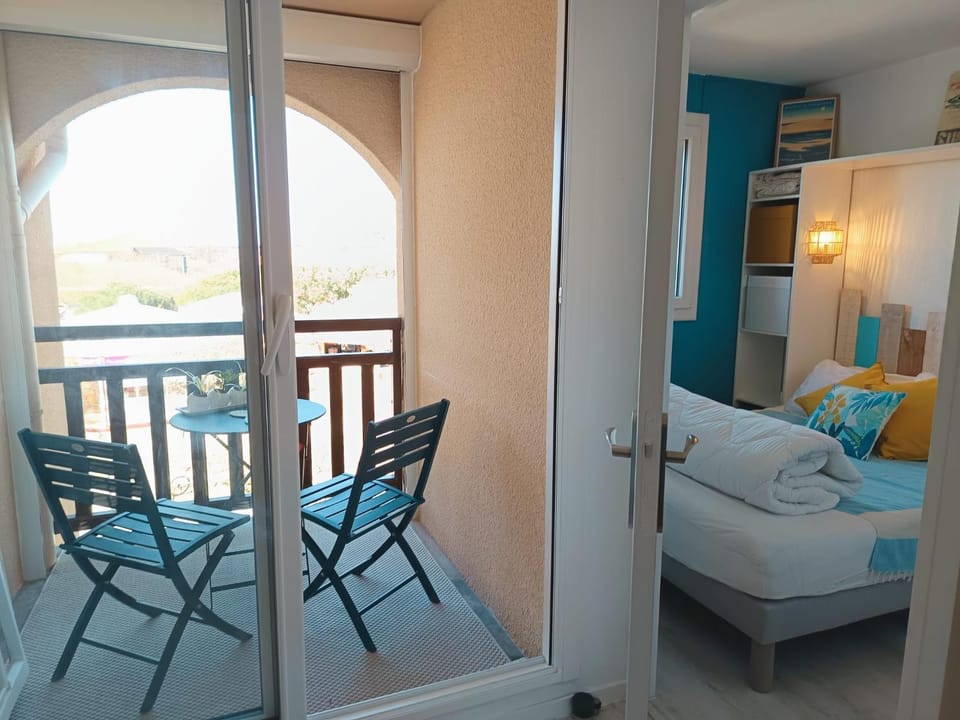 Bed, View (from property/room), Balcony/Terrace, Photo of the whole room, Bedroom, City view