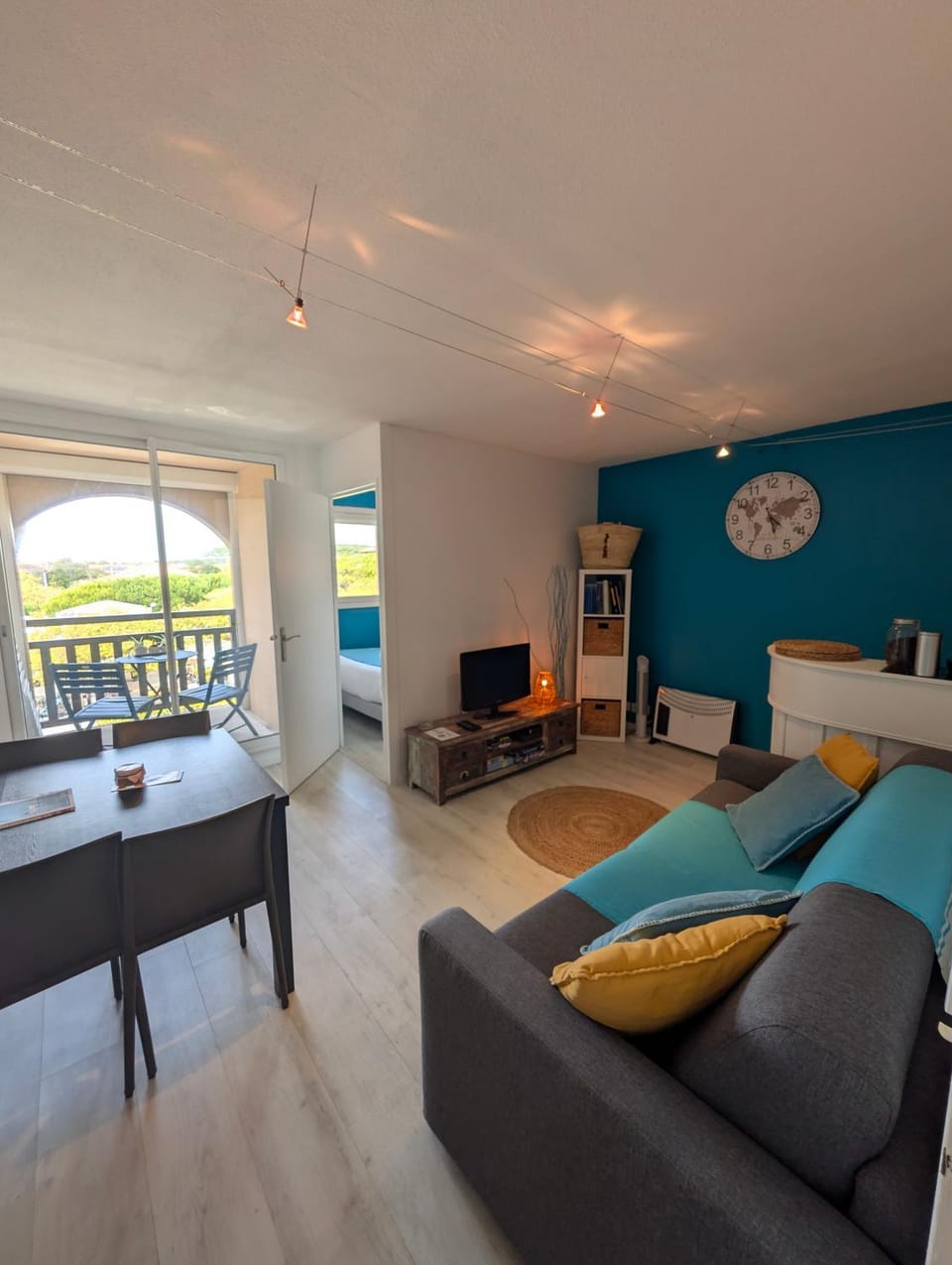 Communal lounge/ TV room, View (from property/room), Balcony/Terrace, Living room, Seating area, City view, heating, internet
