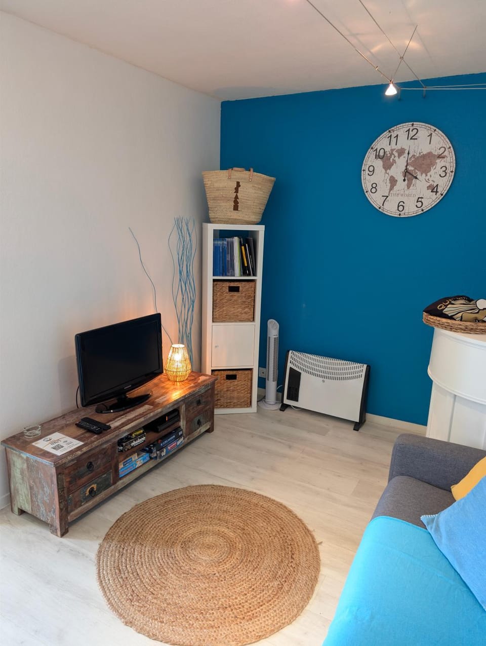 Communal lounge/ TV room, Living room, Seating area, heating, internet
