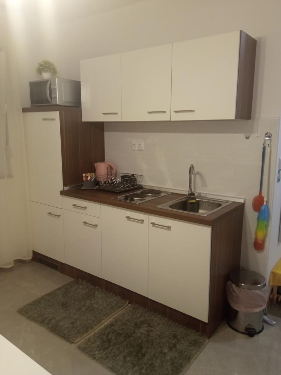 Kitchen or kitchenette, minibar