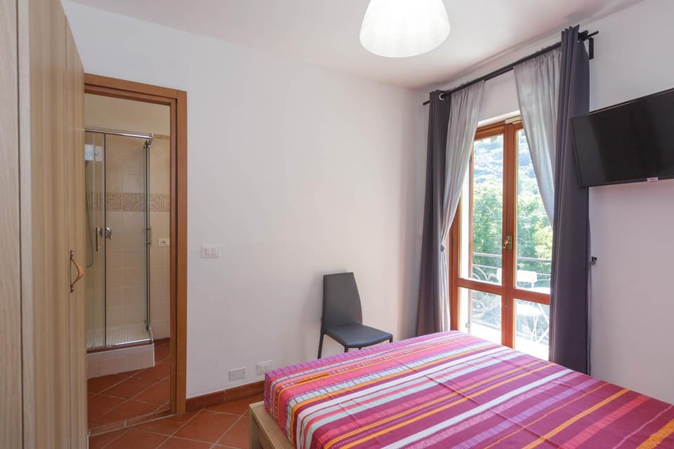 Bed, TV and multimedia, Photo of the whole room