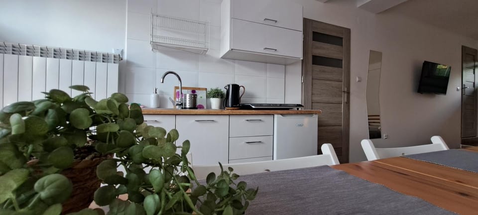 Kitchen or kitchenette, Dining area, minibar