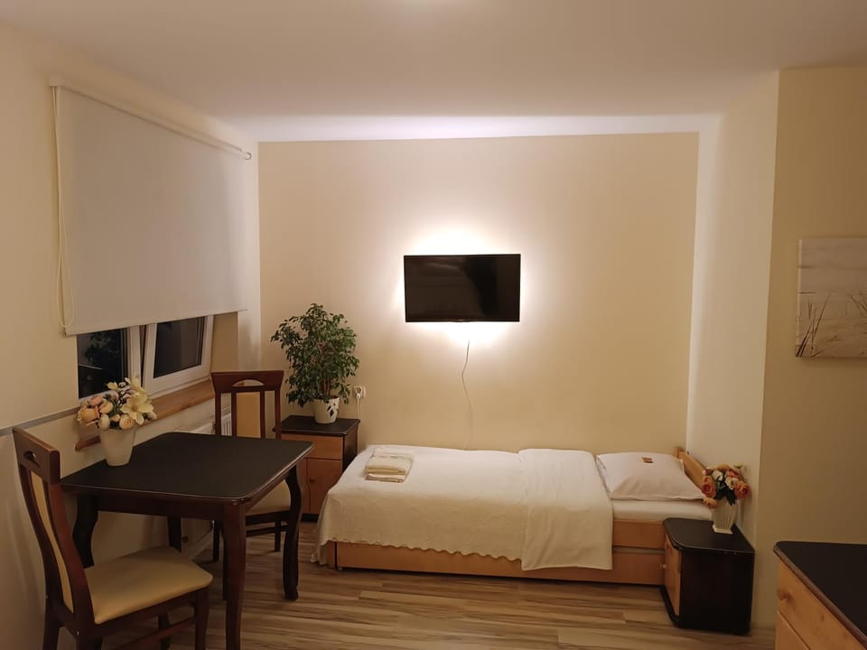 Bed, TV and multimedia, Photo of the whole room, Bedroom