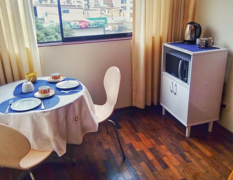 Coffee/tea facilities, Dining area, microwave, minibar