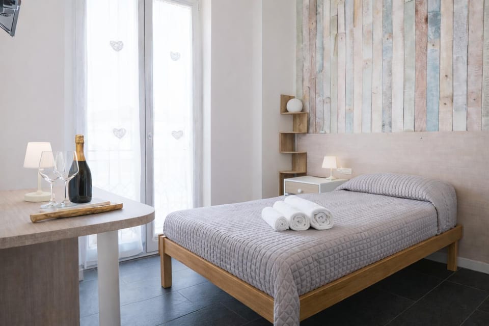 Bed, View (from property/room), Decorative detail, Bedroom, towels