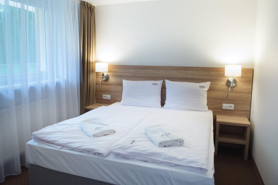 Bed, Photo of the whole room, towels