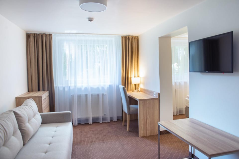 Bed, TV and multimedia, Living room, Photo of the whole room, Seating area, hair dresser