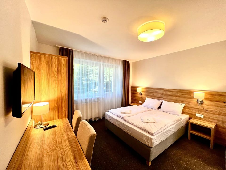 Bed, TV and multimedia, Photo of the whole room, Evening entertainment, Bedroom