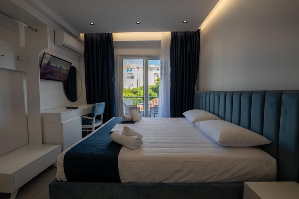 Communal lounge/ TV room, Bed, TV and multimedia, Photo of the whole room, Bedroom, towels, air conditioner