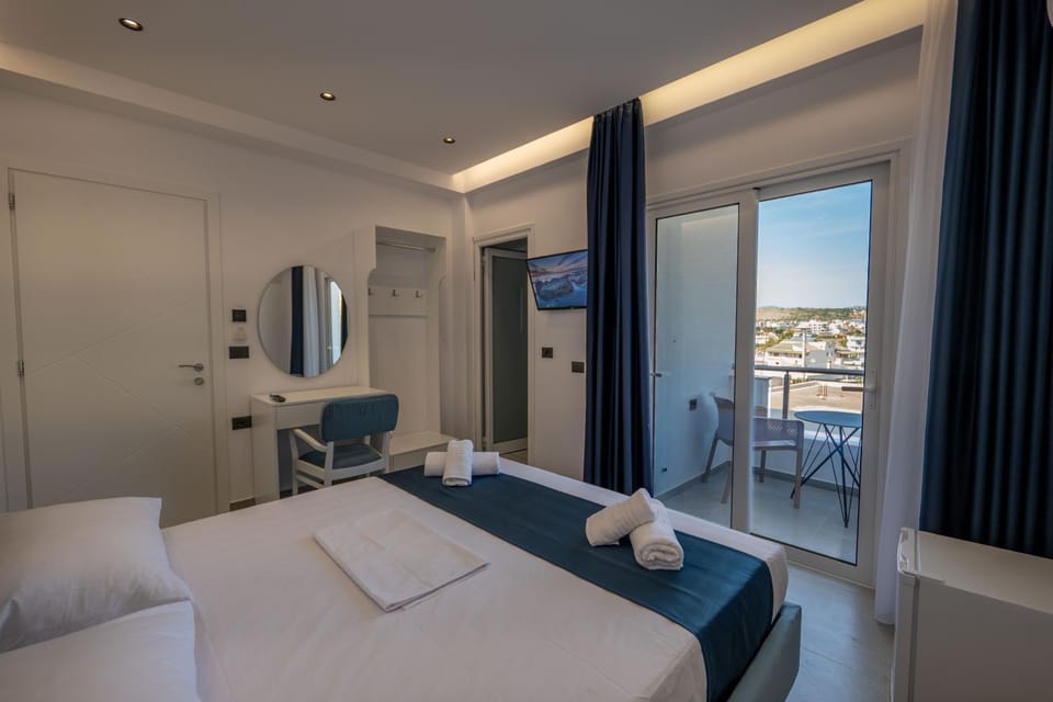 Bed, TV and multimedia, Photo of the whole room, Bedroom, towels, air conditioner