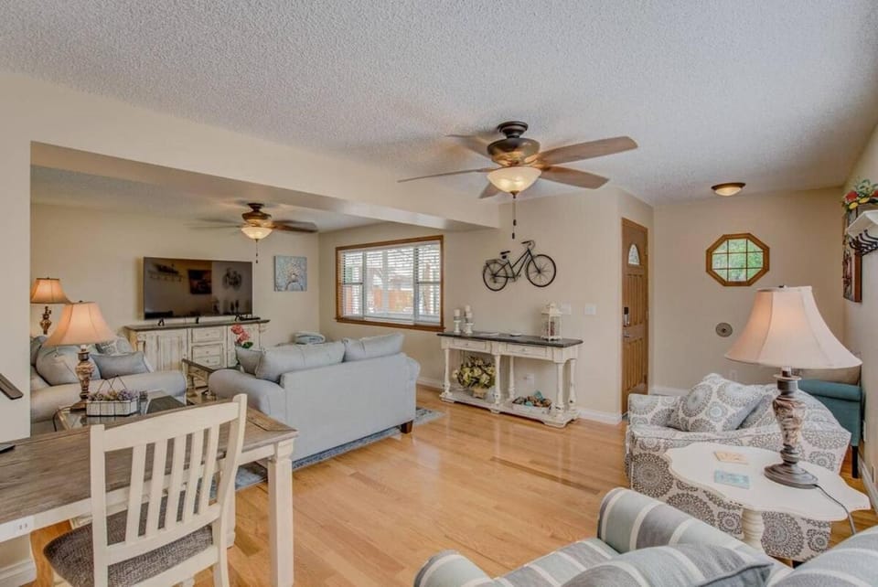 3BR DOWNTOWN - NEW Hot Tub - Olympic Training Center House in Colorado Springs